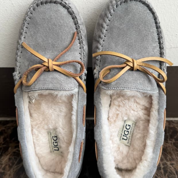 UGG 어그 그레이 스웨이드 모카신