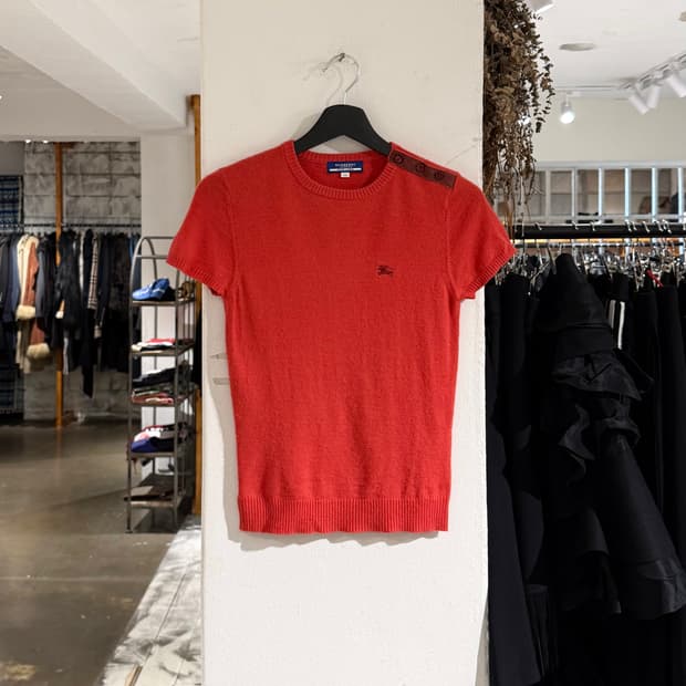 버버리 블루라벨 레드 로고 자수 하프 슬리브 니트