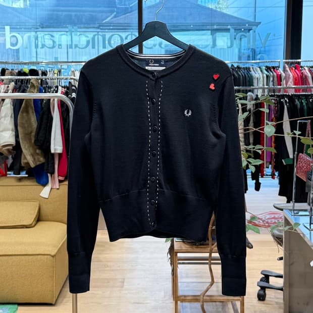 프레드페리 x 에이미 와인하우스 블랙 버튼 가디건 