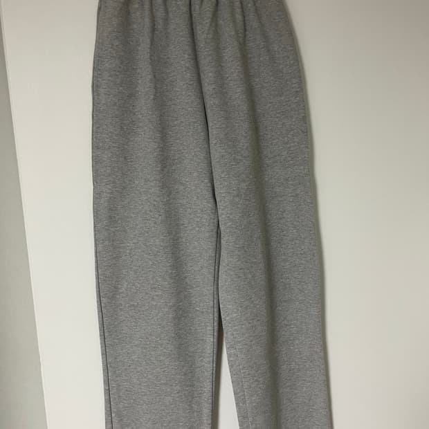 회색 와이드핏 팬츠