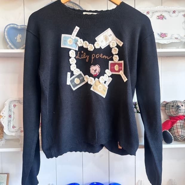 Lily Poem 블랙 자수 니트