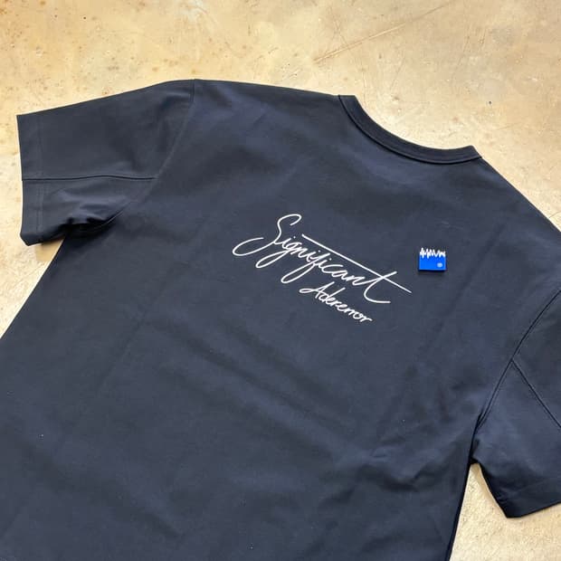 XS 아더에러 시그니피 펀트 티셔츠