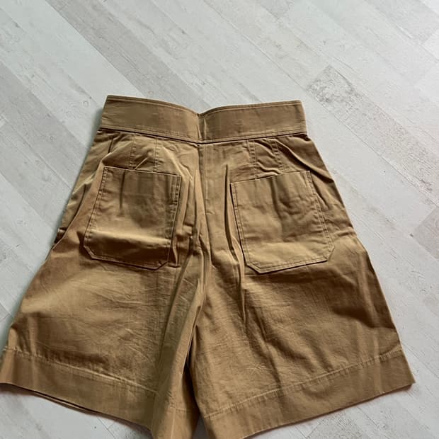 A.P.C. 아페세 핀턱 반바지 베이지