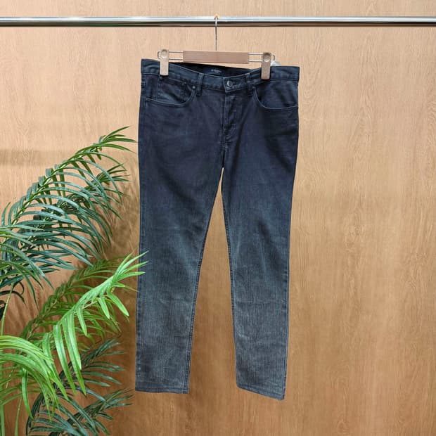 지방시 데님 팬츠 버튼 클로징 그라데이션 워싱 백포켓 디테일 흑청