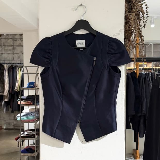 아르마니 꼴레지오니 네이비 퍼프슬리브 하프 탑