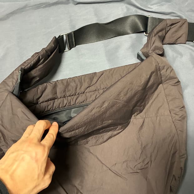 해칭룸 브라운 패디드 백