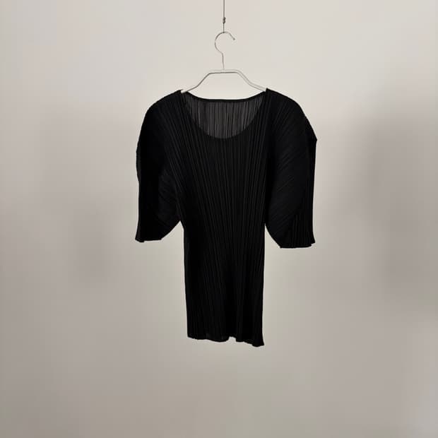 Basic Black Pleats Blouse