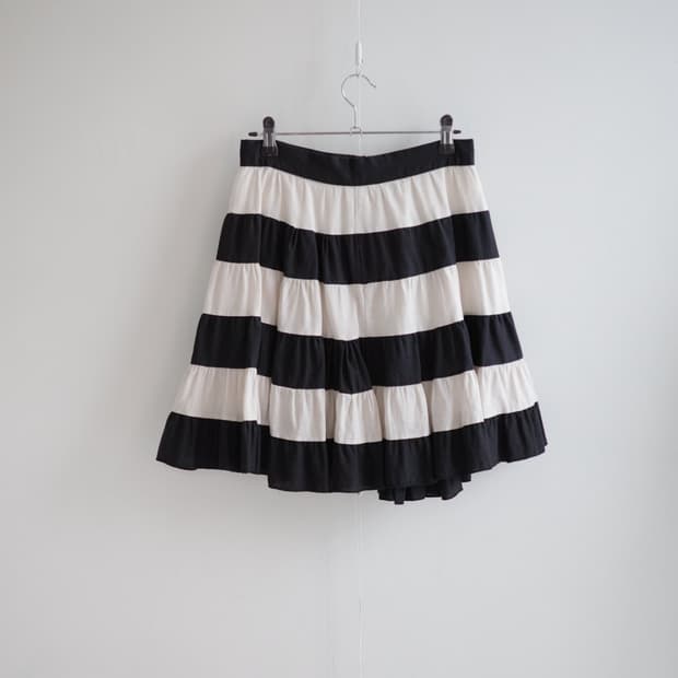Monotone tiered stripe ruffle skirt