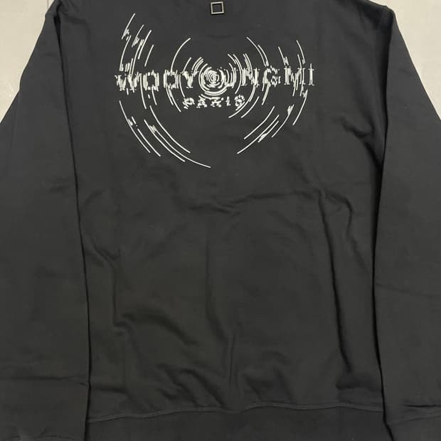 우영미 웨이브 그래픽 백로고 스웻셔츠 블랙 24FW