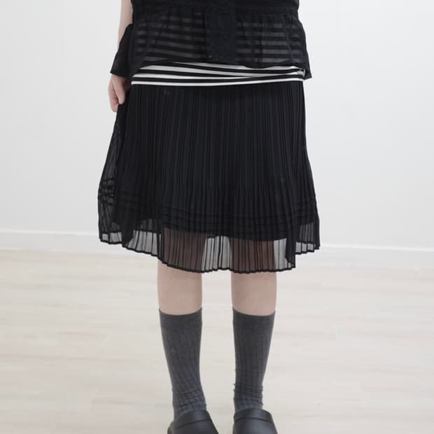 Black pleats skirt