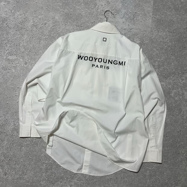 우영미 22ss 백로고 화이트 셔츠