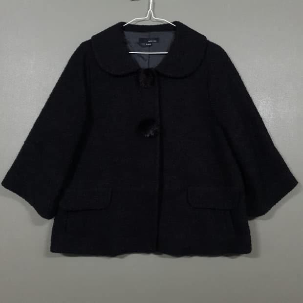 carries note 라운드 카라 폼폼 버튼 울 모 숏 코트 자켓 블랙