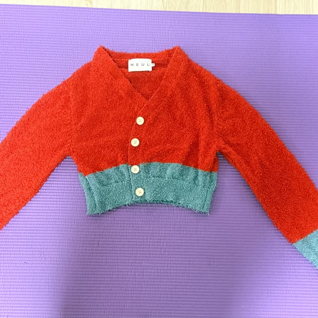 NEUL 살짝 숏 기장 스웨터 가디건