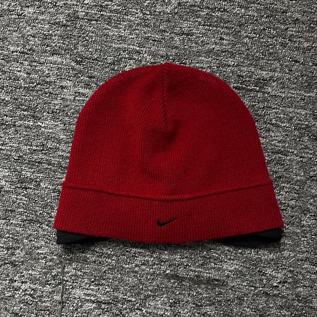 나이키 스우시 올드스쿨 숏 비니o 1835
