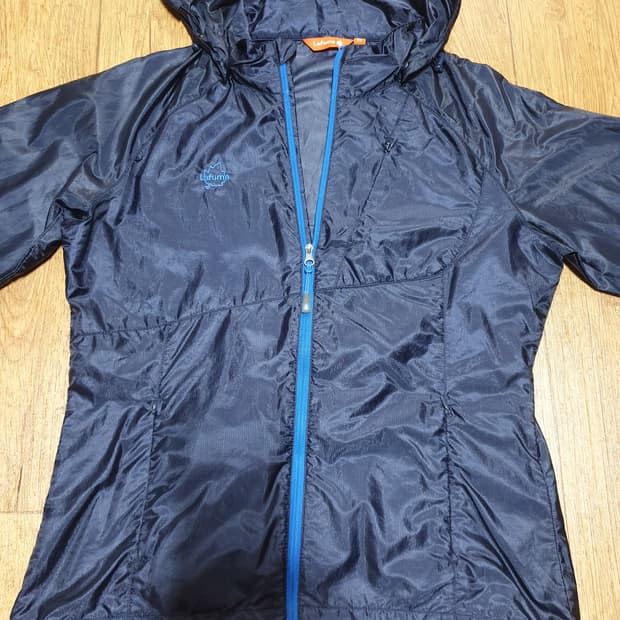 1050 라푸마 아웃도어 바람막이 95 사이즈입니다