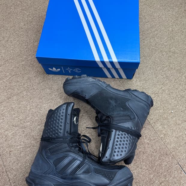 아디다스 x 떠그 클럽 GSG9 부츠 코어 블랙 코어 블랙 290 팝니다