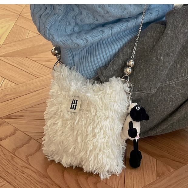 먼데이울 러피백 퍼 크로스백 아이보리