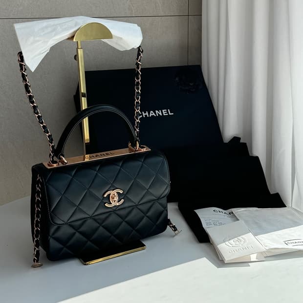 [신품급] 샤넬 트렌디 CC 탑 핸들 스몰 플랩백 블랙 금장