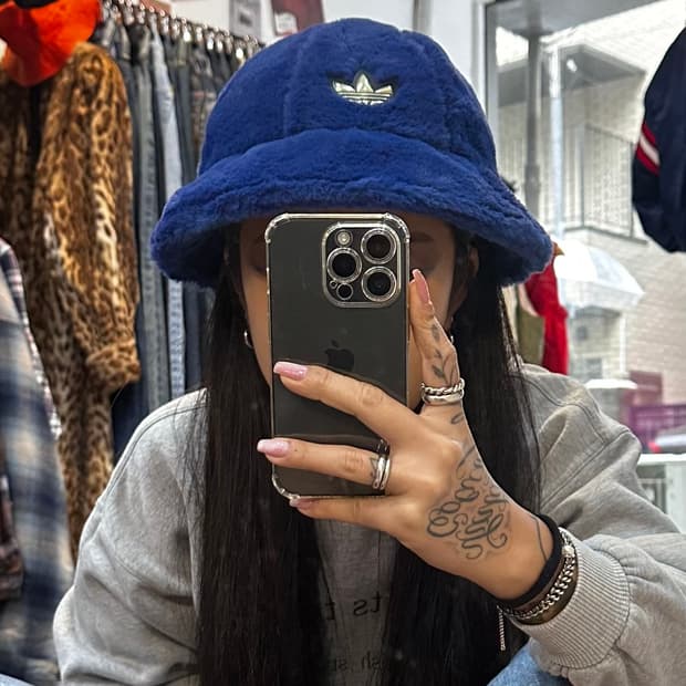  아디다스 오리지널스 페이크 퍼 블루 버킷햇F