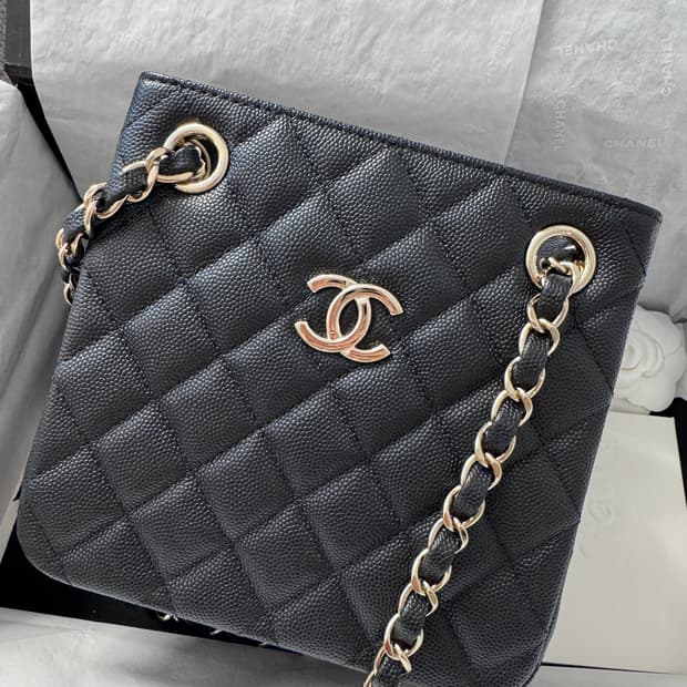 CHANEL 샤넬 클래식 캐비어 미니 버킷백 블랙 금장