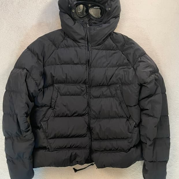 CP컴퍼니 에코크롬 R 후디드 다운 고글 자켓 네이비 (50)