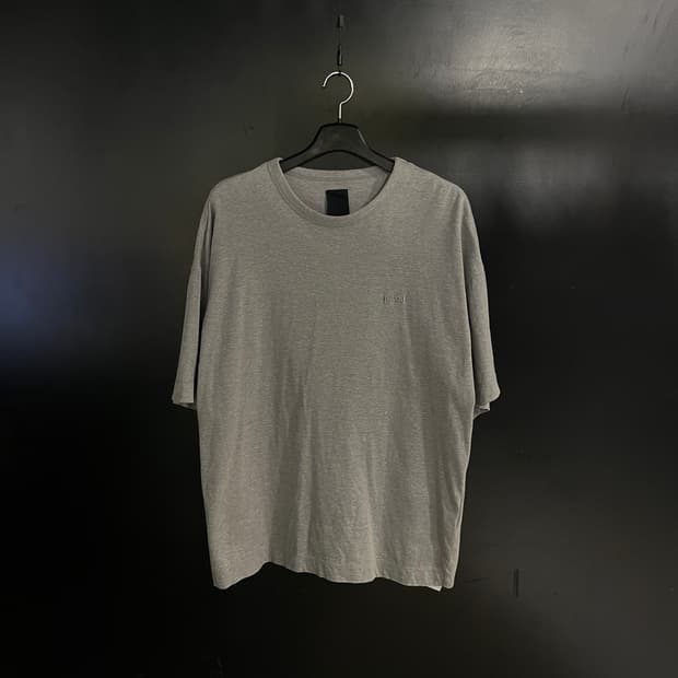 준지 그레이 자수 티셔츠