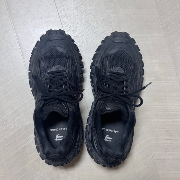 발렌시아가 디펜더 블랙 42