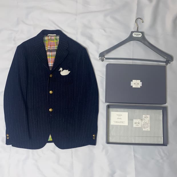 톰브라운 x 코에 금장 오리 패치 스트라이프 자켓