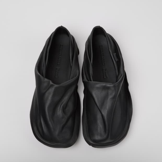 이세이미야케x캠퍼 peu form 플랫 로퍼 25AW 39사이즈