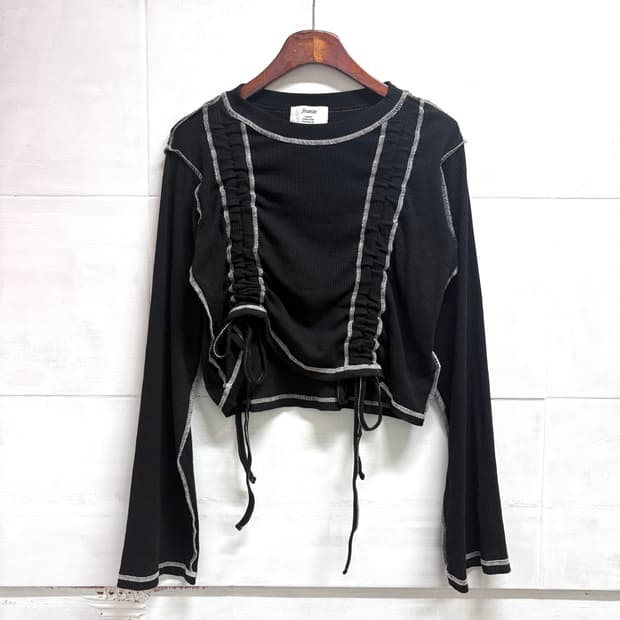 JOUETIE 블랙 컷아웃 크롭 스트링 셔링 리본 탑 