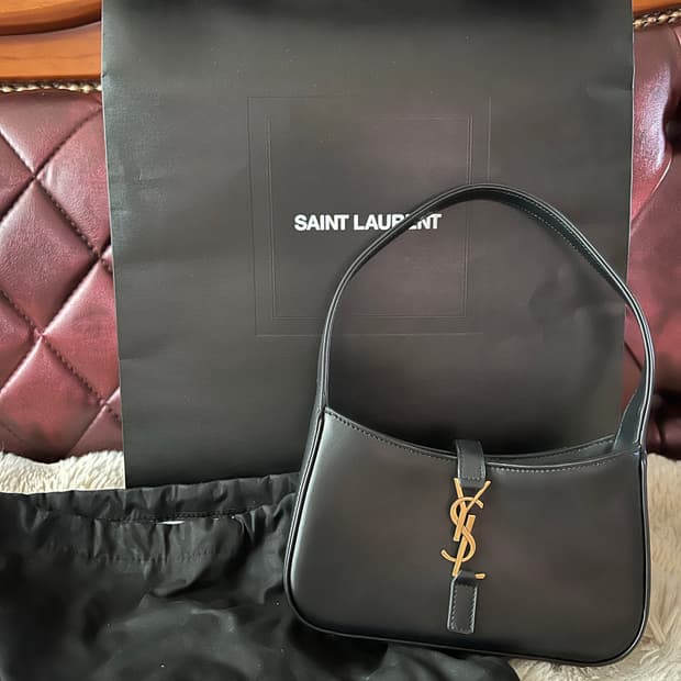 생로랑 미니 호보백 블랙