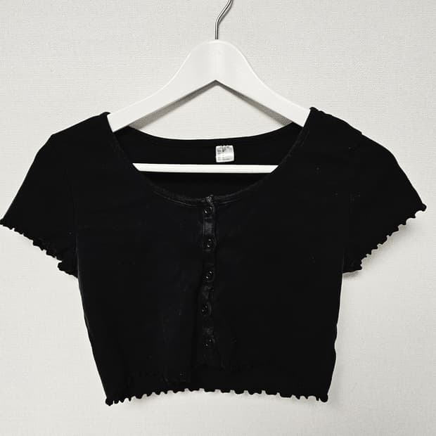 Cute crop black tee
