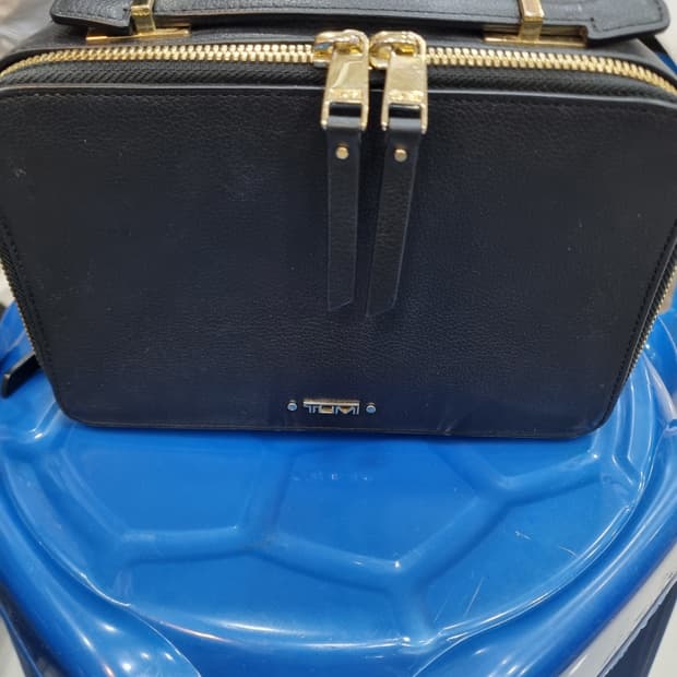 투미 블랙 가죽 크로스백