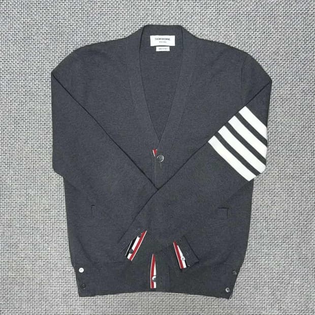 톰브라운 밀라노스티치 가디건톰브라운 밀라노스티치 가디건

75

택배비 