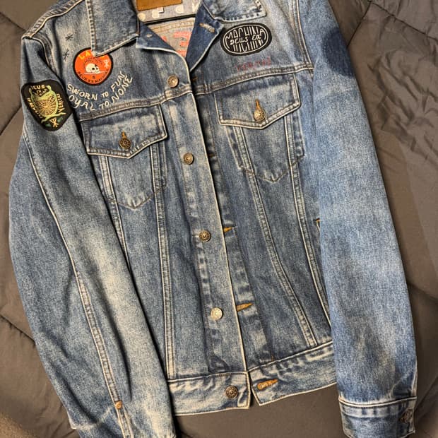 데우스 빈티지 워싱 멀티 패치 데님 자켓