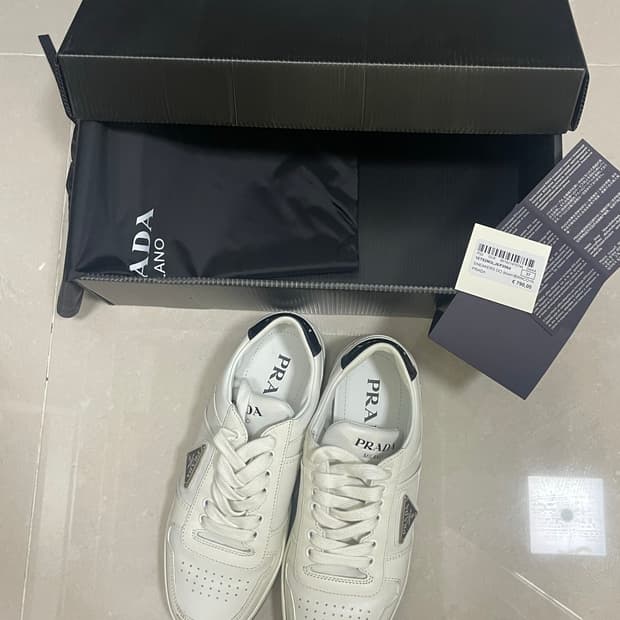 프라다 화이트 스니커즈 37사이즈