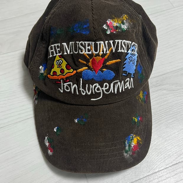 더뮤지엄비지터 존버거맨 볼캡