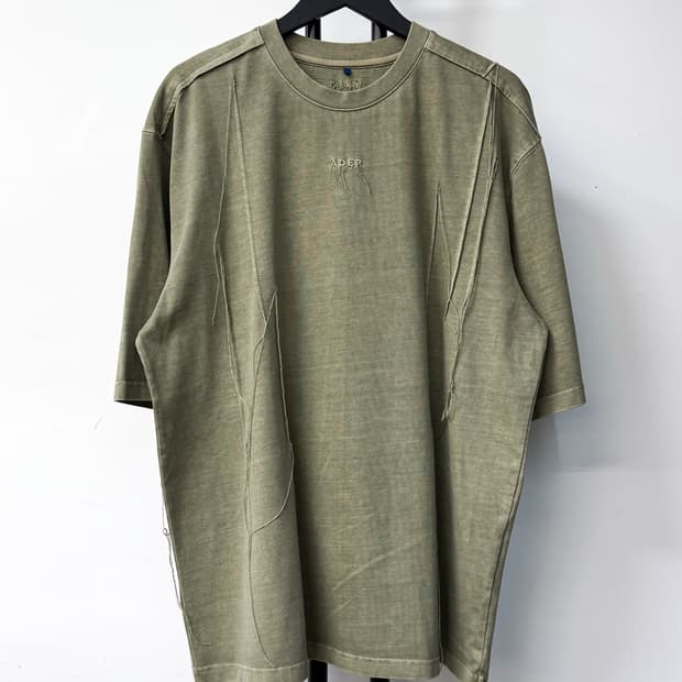 아더에러 21SS 니들 로고 티셔츠