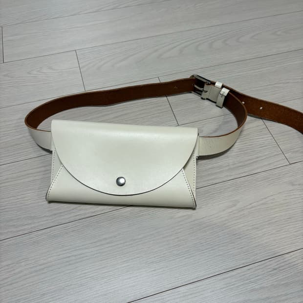 COS 코스 힙색 웨이스트 크로스 백 화이트