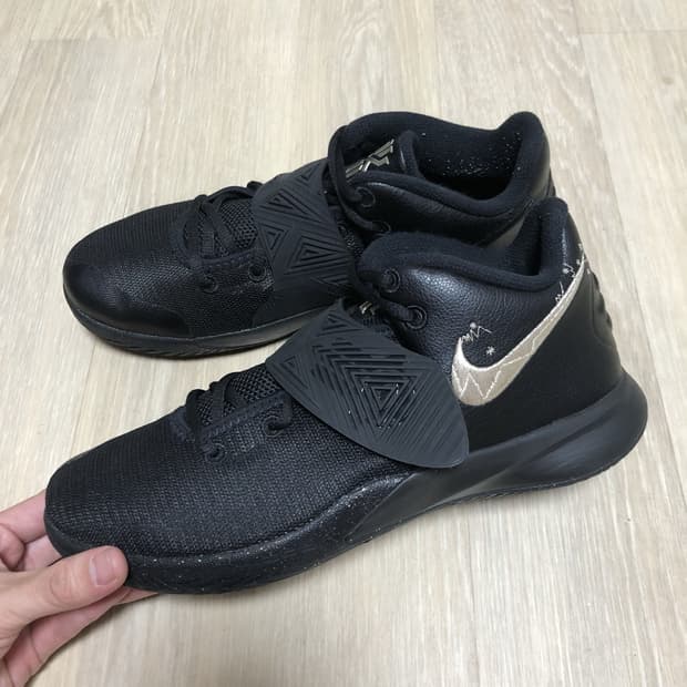 (270) 나이키 NIKE 카이리 플라이트랩 3 블랙 메탈릭 골드 농구화