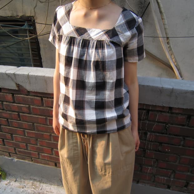 빈티지 스퀘어넥 반팔 블라우스 체크 패턴 디테일 베이지 k81