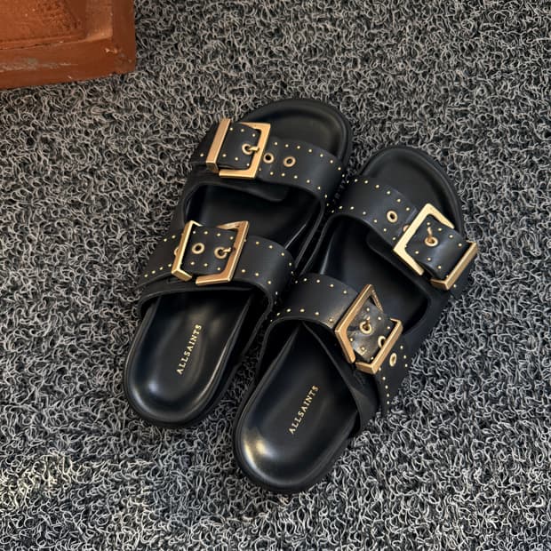 올세인츠(AllSaints) 스터드 버클 레더 슬라이드 샌들 - 블랙 