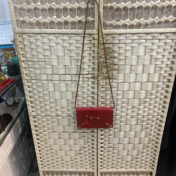 정품 발렌시아가 아크노 메탈릭 엣지 체인 크로스백 팝니다