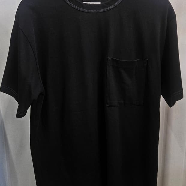 COS 블랙 스티치 포켓 티셔츠 100