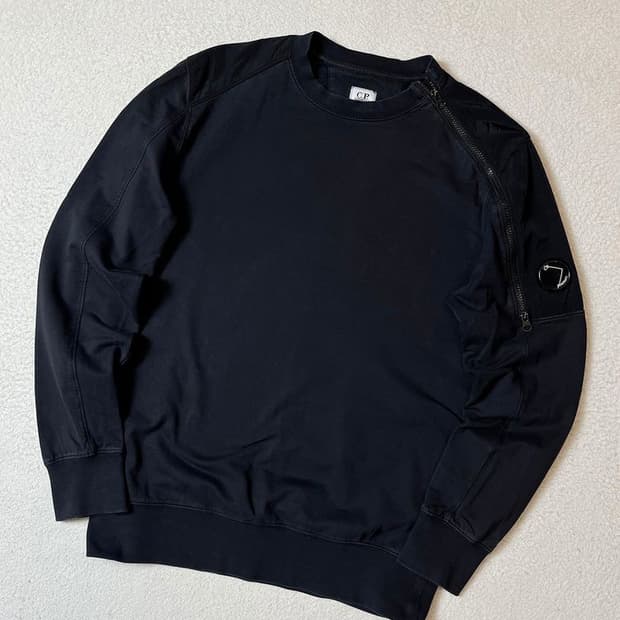 CP컴퍼니 사이드 렌즈 해체주의 맨투맨 PN7101