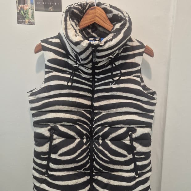 아디다스 지브라 패턴 패딩 조끼입니다
- 사이즈는 90