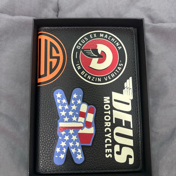 데우스 여권케이스