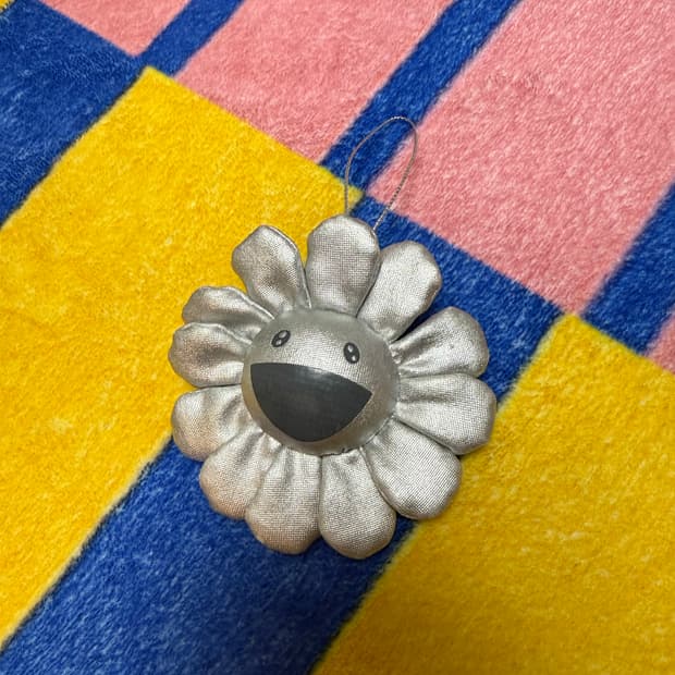 카이카이키키 실버 플라워 키링