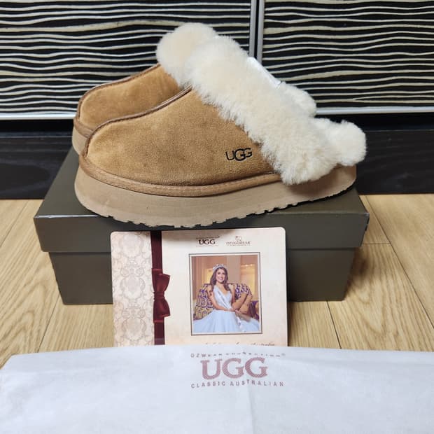 UGG 어그 디스케트 체스트넛 슬리퍼 (모델명:1122550-CHE)