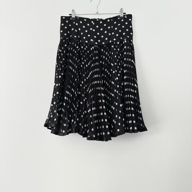 Dot wrinkled silky skirt / black